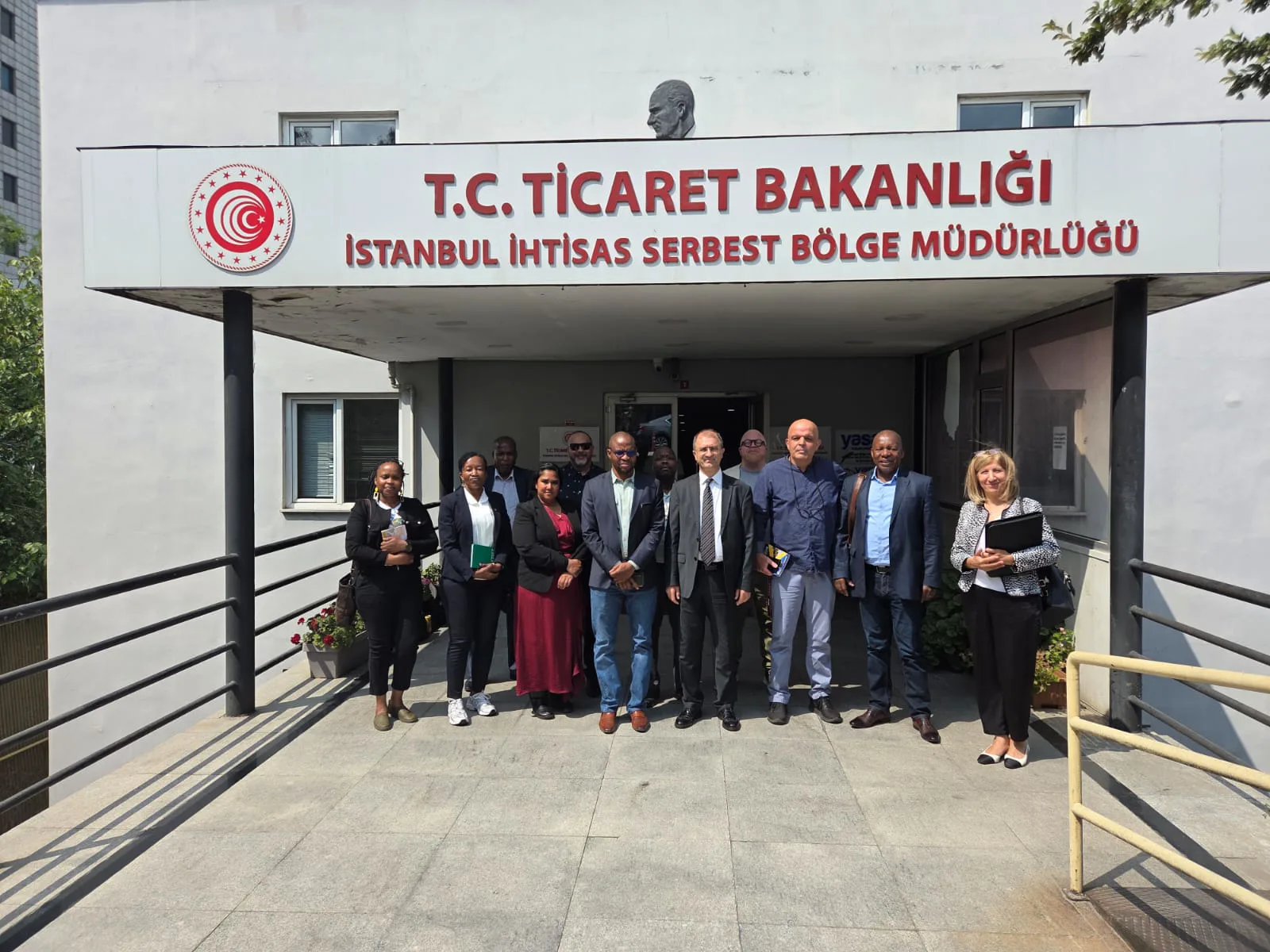 Güney Afrika heyetinin İstanbul İhtisas Serbest Bölge Müdürlüğü ziyaretinde çekilen toplu fotoğraf
